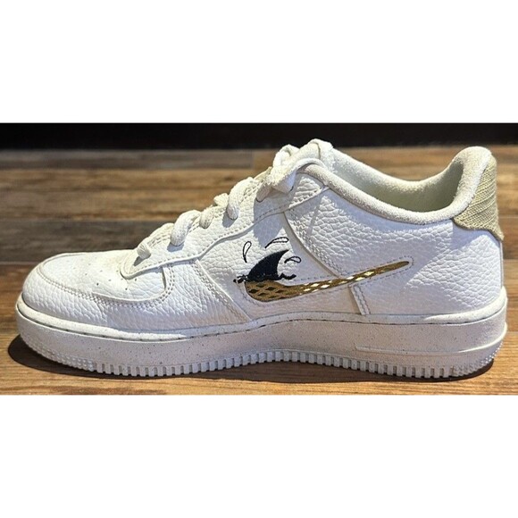 Nike Sun Club Air Force 1 Shoes Size 6.5Y White Shark Swoosh DQ7690-100 - Picture 2 of 9